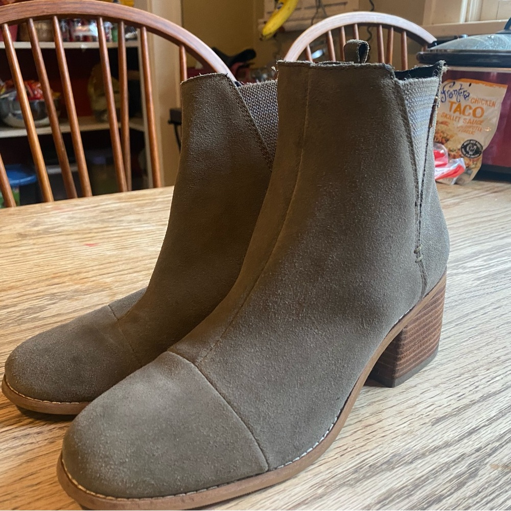 Women’s Toms olive colored size 9 boots